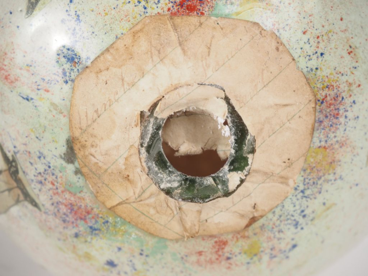 Paire de boules portes perruques 1900 en verre églomisé à décor de mus