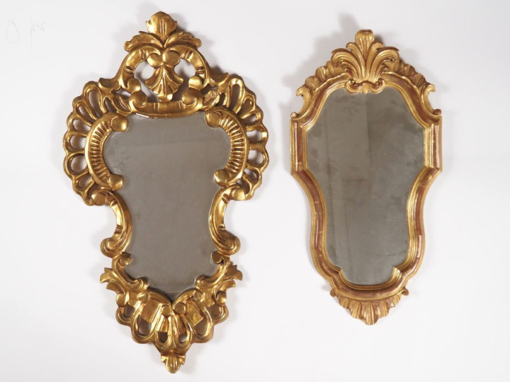 2 différents miroirs de style Louis XV cadre en bois doré. Dim. 60 x 3