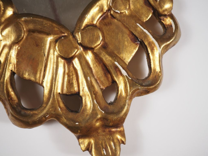 2 différents miroirs de style Louis XV cadre en bois doré. Dim. 60 x 3