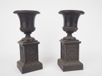 Vente aux enchères Paire de vases Médicis XIXème en fonte de fer à patine noire. H. 34 cm