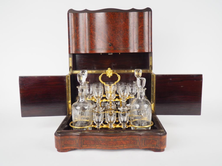 Cave à liqueur fin XIXème - début Xxème en marqueterie et frisage, com