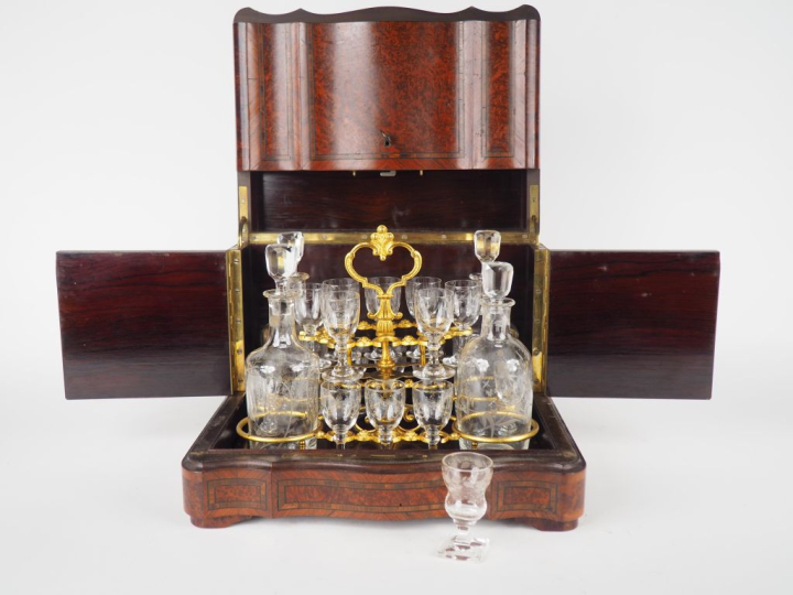 Cave à liqueur fin XIXème - début Xxème en marqueterie et frisage, com