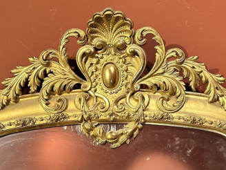 Vente aux enchères Grande glace de cheminée Napoléon III, en bois et stuc doré, à décor d