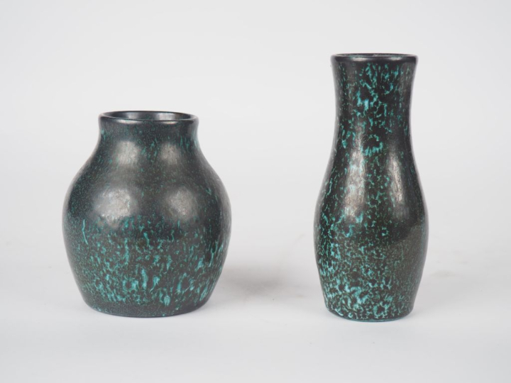 Deux différents vases en grès moucheté vert et noir Signés H. 14 cm - 