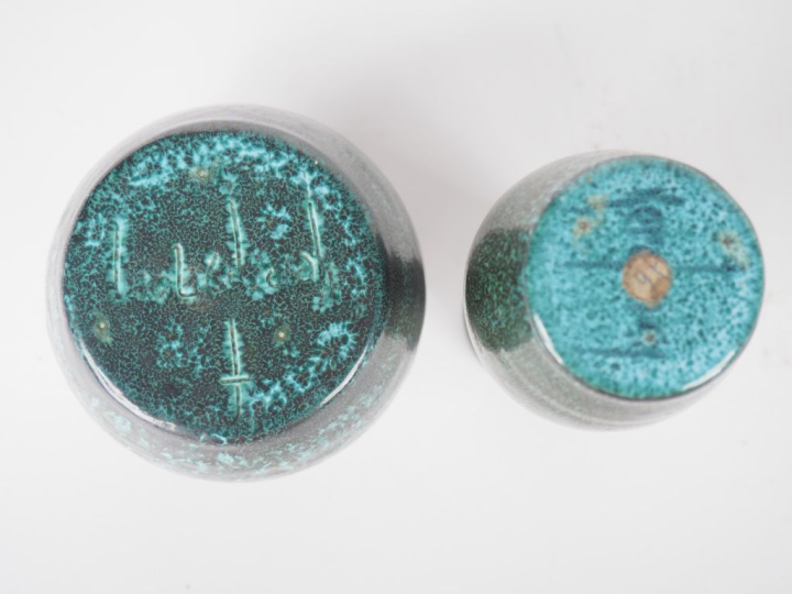 Deux différents vases en grès moucheté vert et noir Signés H. 14 cm - 