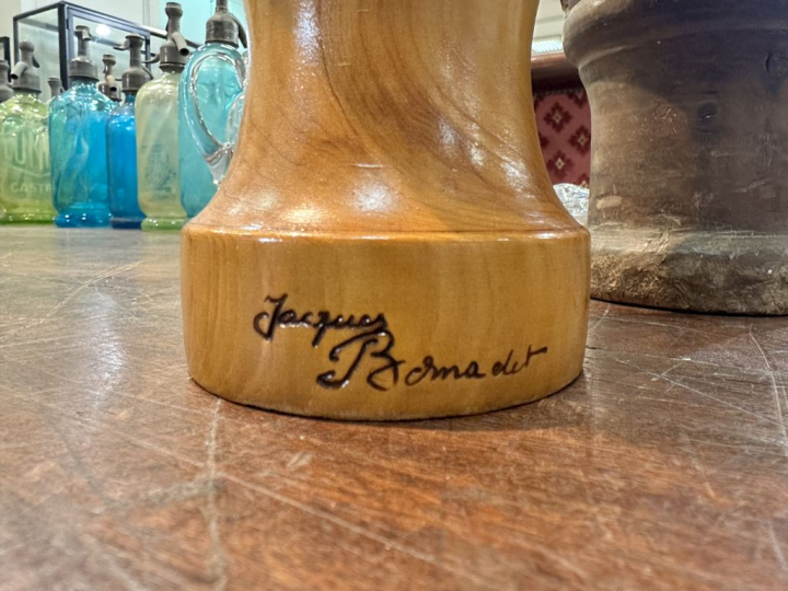 Deux différents surjougs (l'un ancien). H. 60 et 53 cm.