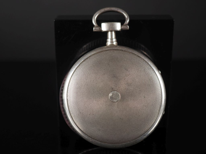 Début du XIXe siècle Montre en argent.  Boîtier rond, ouverture sur ch