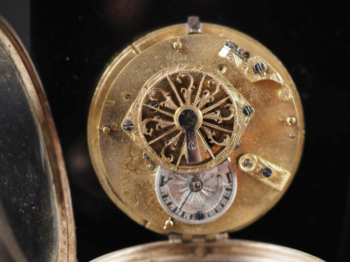 Montre de gousset en argent.  Cadran émaillé à chiffres arabes pour le