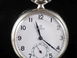 Vente aux enchères OMEGA Montre de gousset en métal argenté.  Cadran à chiffres arabes po