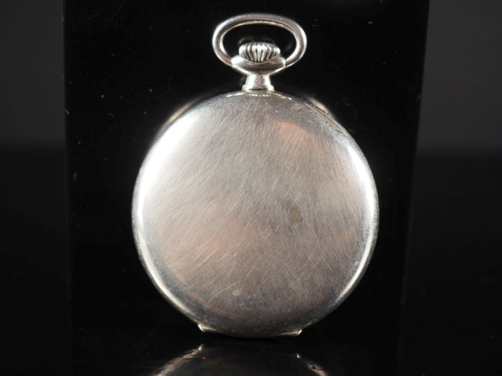 OMEGA Montre de gousset en métal argenté.  Cadran à chiffres arabes po