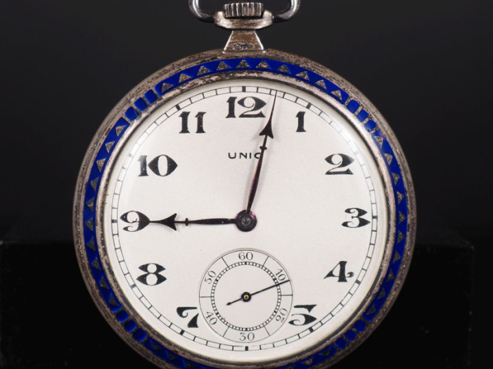 UNIC,  Montre de gousset en argent.  Cadran à chiffres arabes pour les