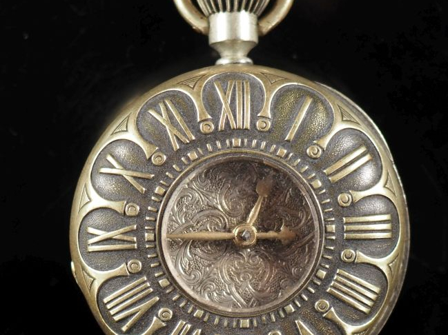 XXème siècle Montre de gousset moderne en métal argenté.  Chiffres rom