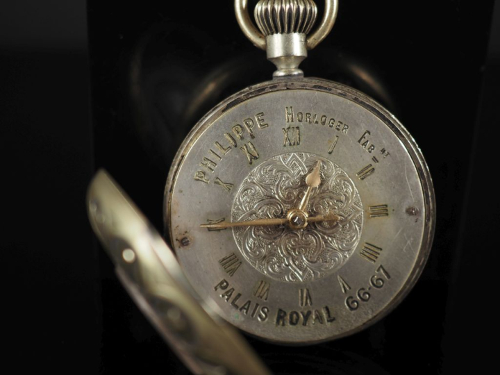 XXème siècle Montre de gousset moderne en métal argenté.  Chiffres rom