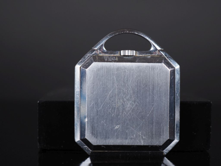 Montre de poche à pans coupés en métal chromé à guichets.  40 x 42 mm 
