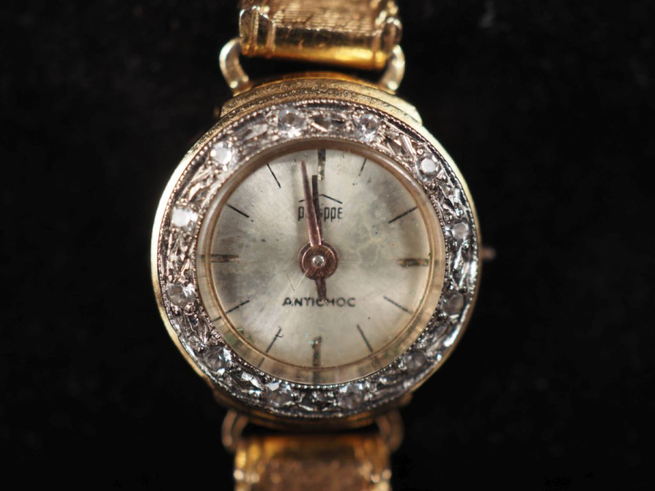 Montre bracelet de dame, boitier et bracelet en or jaune 750.  Cadran 
