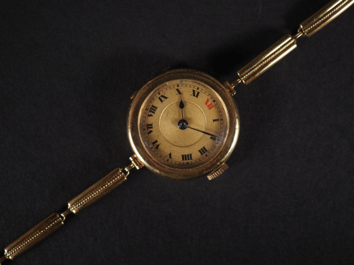 Montre bracelet de dame, boitier et bracelet en or jaune 750. Cadran r