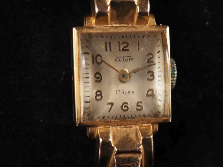 ACTOM,  Montre bracelet 1940 de dame, boitier en or jaune 750, poinçon