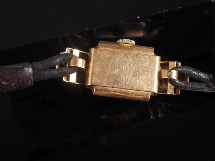 ACTOM,  Montre bracelet 1940 de dame, boitier en or jaune 750, poinçon
