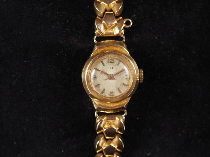 LIP.  Montre de dame en or 750, bracelet tank en or.  Poids tel : 24 g