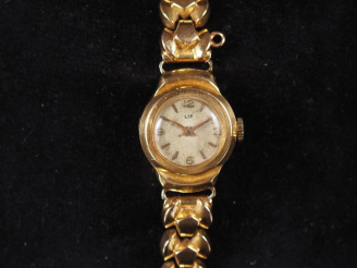 Vente aux enchères LIP.  Montre de dame en or 750, bracelet tank en or.  Poids tel : 24 g