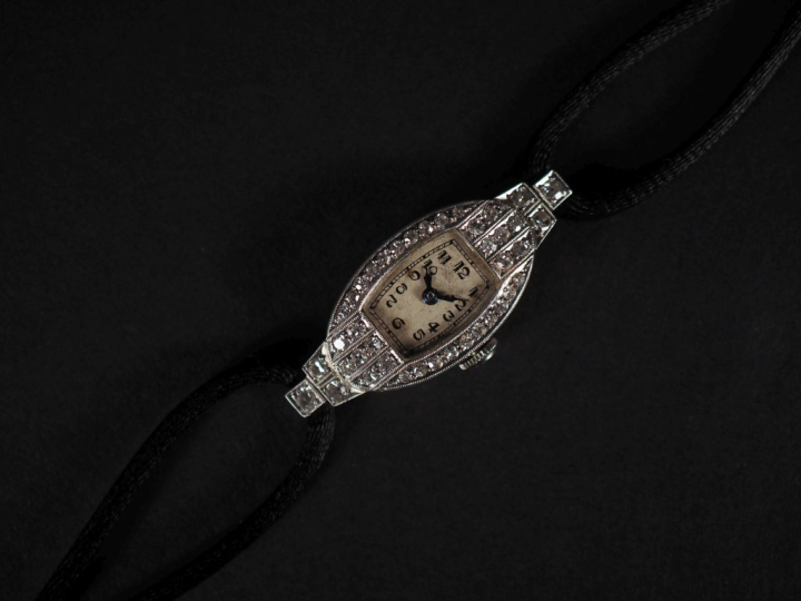 Montre bracelet de dame de style Art déco.  Le boitier en platine sert