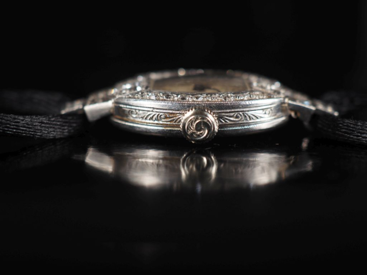 Montre bracelet de dame de style Art déco.  Le boitier en platine sert