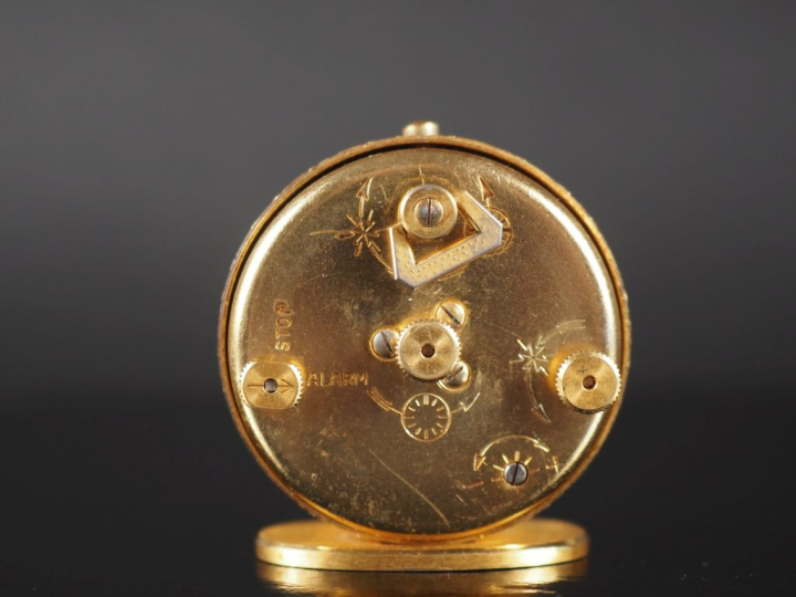 JAEGER LECOULTRE « 8 Jours », ref. 141 Vers 1950 Reveil en métal doré.