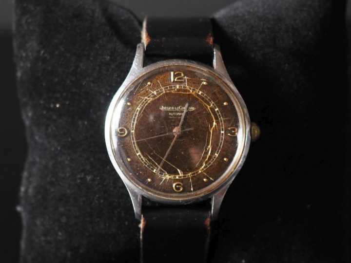 JAEGER Montre-bracelet en acier. Boîtier rond, numéroté. Cadran noir, 