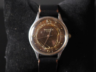 Vente aux enchères JAEGER Montre-bracelet en acier. Boîtier rond, numéroté. Cadran noir, 