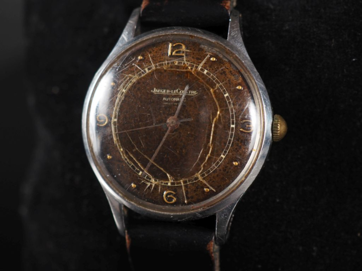 JAEGER Montre-bracelet en acier. Boîtier rond, numéroté. Cadran noir, 