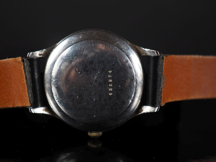 JAEGER Montre-bracelet en acier. Boîtier rond, numéroté. Cadran noir, 