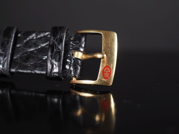 CORUM, Golden Bridge Ref. 1315056. N° 515835. Vers 1980. Montre-bracel