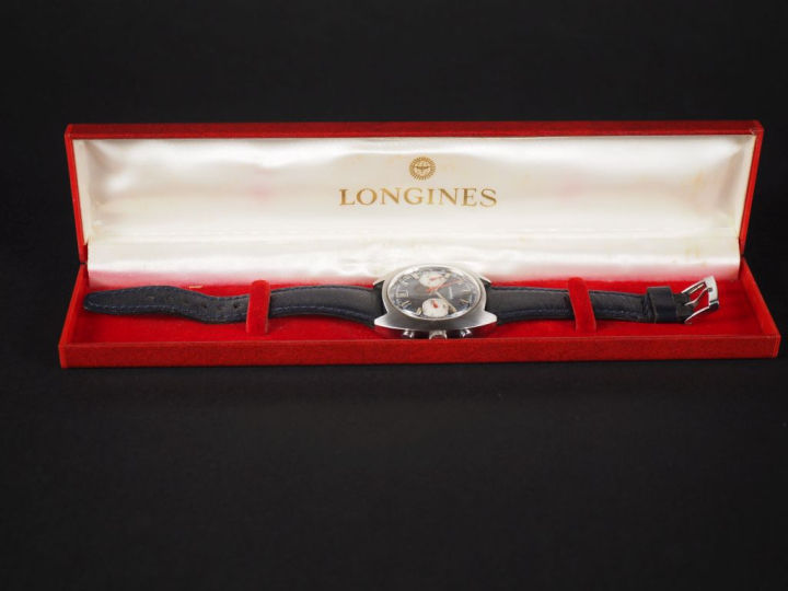 LONGINES Ref. 66.13.01P Chronographe-bracelet en acier. Boîtier tonnea