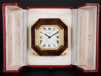Vente aux enchères CARTIER, Paris Pendulette de table/réveil en métal doré et imitation d