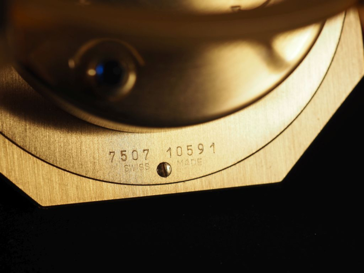 CARTIER, Paris Pendulette de table/réveil en métal doré et imitation d