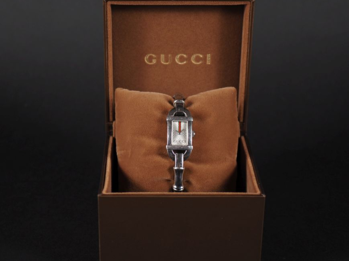 GUCCI Ref. 6800L N° 10733003 Vers 2010 Montre-bracelet de dame en acie