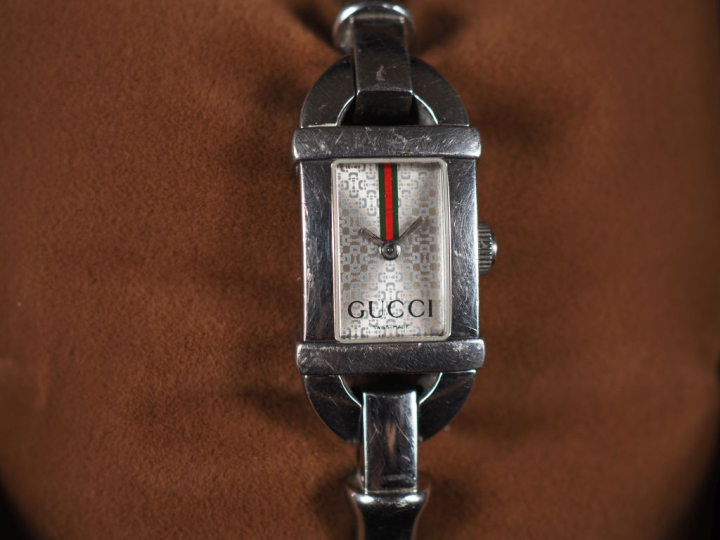 GUCCI Ref. 6800L N° 10733003 Vers 2010 Montre-bracelet de dame en acie