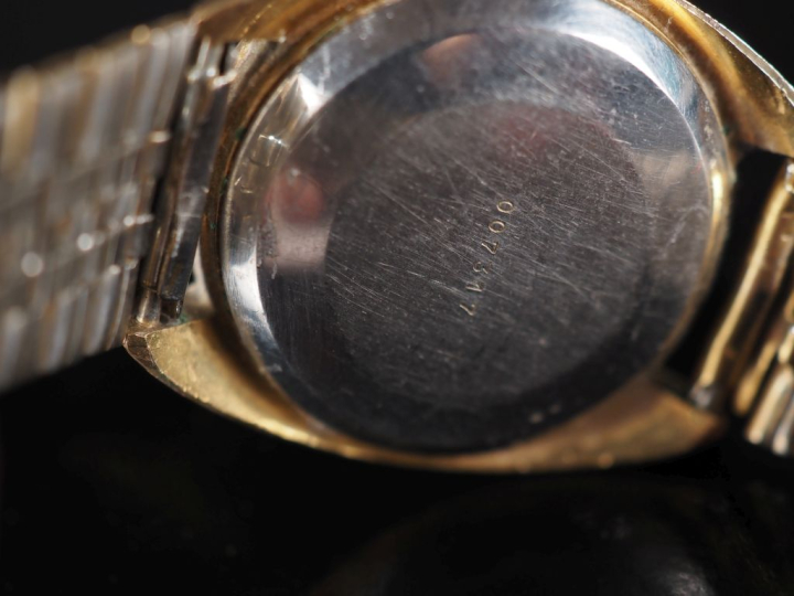 LIP, Electronic Montre bracelet en métal doré.  Cadran à fond argenté,