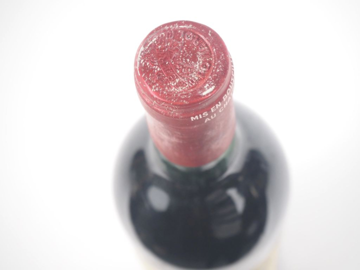 1 BOUTEILLE PETRUS POMEROL - 1982 - BON NIVEAU/ÉTIQUETTE TRÈS LÉGER PL