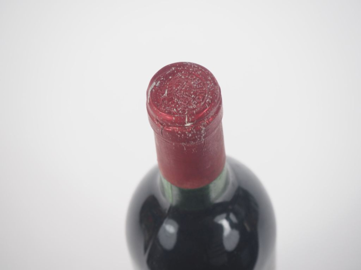 1 BOUTEILLE PETRUS POMEROL - 1982 - BON NIVEAU/ETLS/CAPS TRÈS LÉGER CO