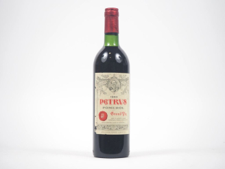 Vente aux enchères 1 BOUTEILLE PETRUS POMEROL - 1983 - BG-LB/ETLA/CAPS LÉGER ABIMÉE