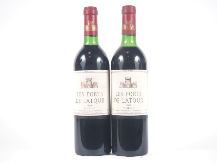 2 BOUTEILLES LES FORTS DE LATOUR PAUILLAC - 1983 - 1 BG/1 LB/1 ETLS