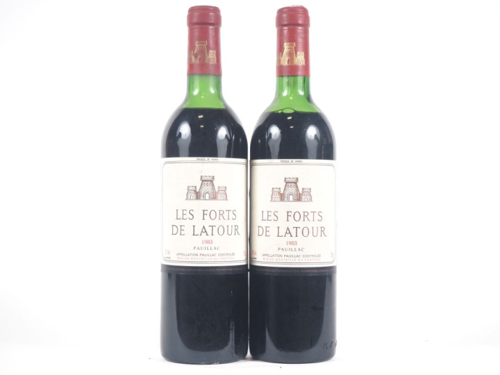 2 BOUTEILLES LES FORTS DE LATOUR PAUILLAC - 1983 - 1 HEP/1 MEP/1 ETLS