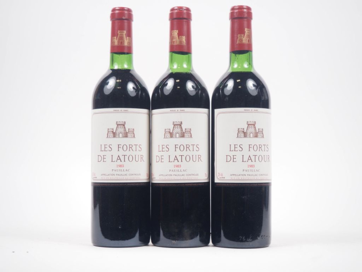 3 BOUTEILLES LES FORTS DE LATOUR PAUILLAC - 1983 - 1 BG/2 LB