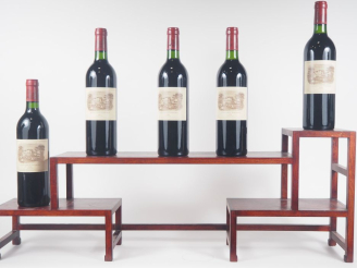 Vente aux enchères 5 BOUTEILLES CHÂTEAU LAFITE ROTHSCHILD 1er GCC PAUILLAC - 1984 - 4 BON
