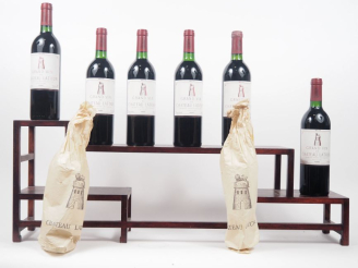 Vente aux enchères 6 BOUTEILLES CHÂTEAU LATOUR 1er GCC PAUILLAC - 1986 - 2 BONS NIVEAUX/3