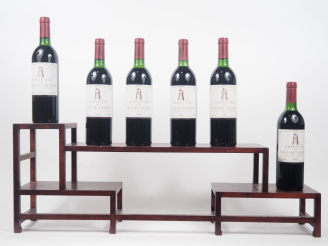 Vente aux enchères 6 BOUTEILLES CHÂTEAU LATOUR 1er GCC PAUILLAC - 1986 - 2 BG/3 LB/1 LB-H