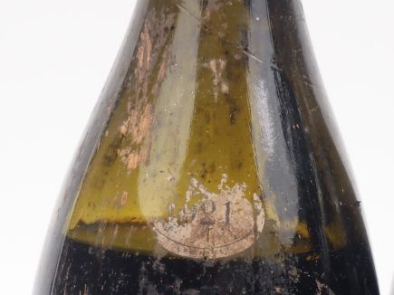 3 BOUTEILLES ALOXE CORTON - 1921 - PRÉSUMÉES/1 à 7,5 cm/1 à 7,2 CM/1 à