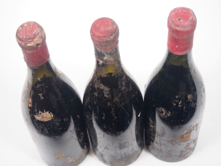 3 BOUTEILLES ALOXE CORTON - 1921 - PRÉSUMÉES/1 à 7,5 cm/1 à 7,2 CM/1 à