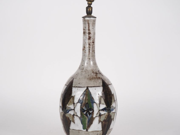 Paul QUERE. Vase en céramique polychrome à décor géométrique, monté en